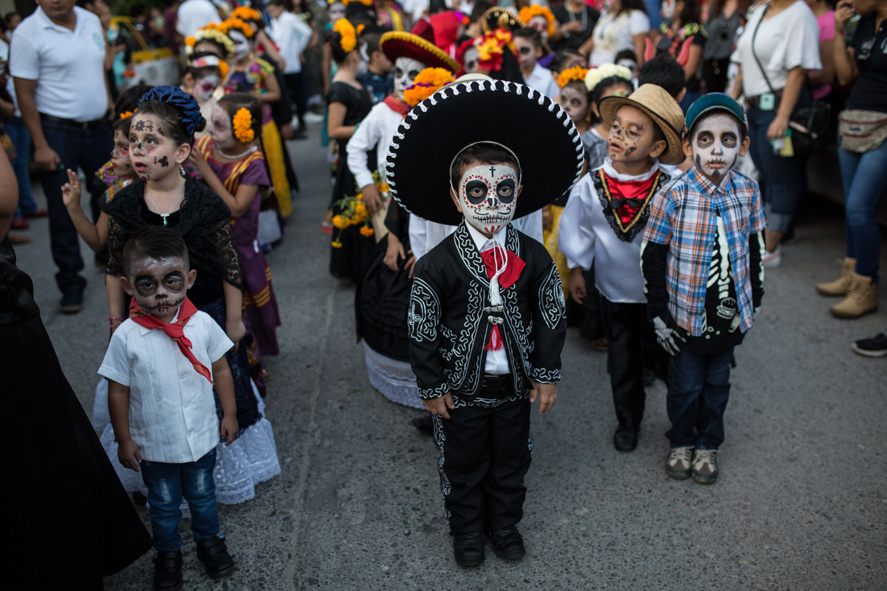 Niños disfrazados en un desfile por el Día de los Muertos en Juchitán, Méxi...