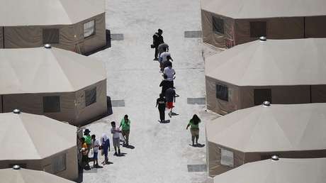 Los texanos muestran preocupación por las futuras ciudades de tiendas de campaña para migrantes