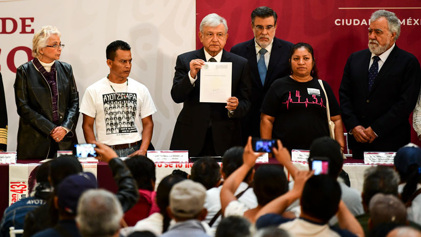 Comisión de la Verdad: López Obrador firma decreto para resolver el caso Ayotzinapa