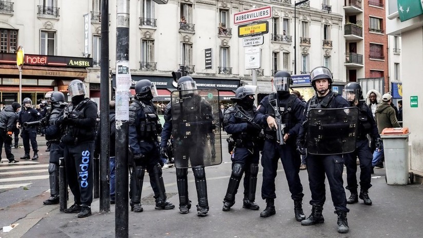 VIDEO: Policías se quitan los cascos en un gesto de paz durante las violentas protestas en Francia