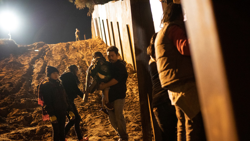 Más de 400 migrantes cruzan a EE.UU. para pedir asilo y se entregan a las autoridades 