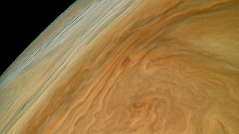 FOTO: NASA invita a quedar "hipnotizado" por foto captada cerca de nubes arremolinadas de Júpiter