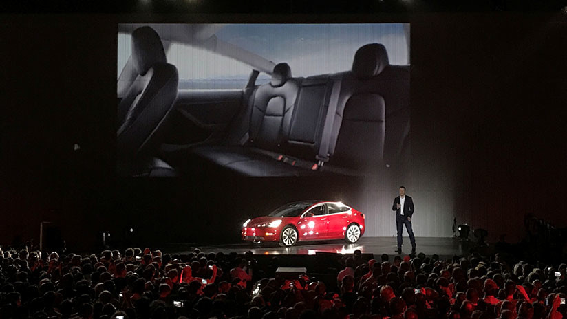 Wired se adentra en el "infierno" de Tesla durante la producción del Model 3