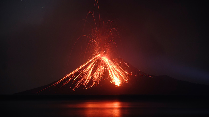 VIDEO: El volcán Anak Krakatoa erupciona horas antes del nefasto tsunami en Indonesia