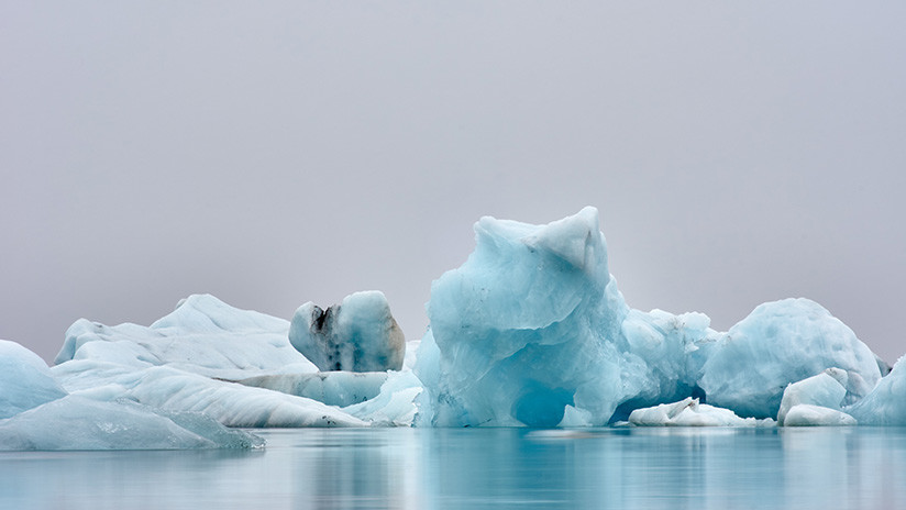 'Monstruo de hielo': Un iceberg 'cobra vida', gira en el agua y cambia de color (VIDEO)