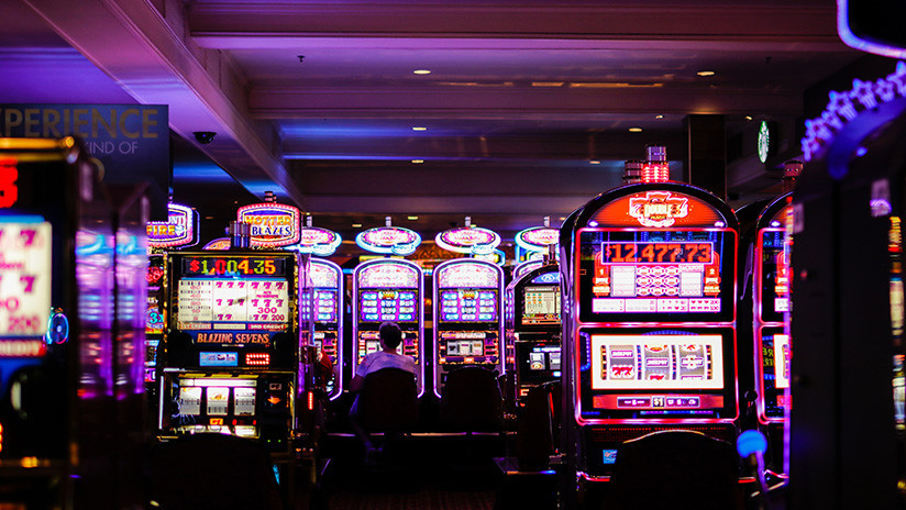 FOTO: Hombre de 85 años gana un millón de dólares en un casino con una apuesta de 5 dólares