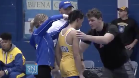 VIDEO: Críticas a una árbitra por obligar a un luchador a cortarse las rastas