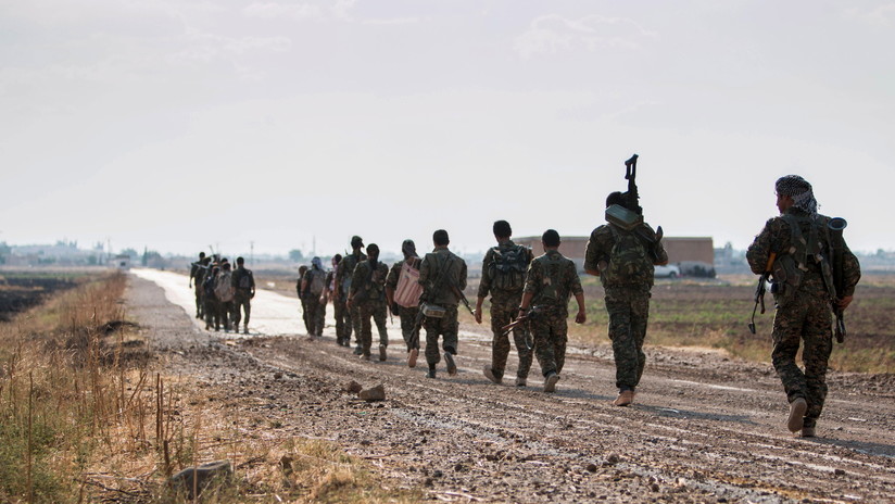 Las milicias kurdas apoyadas por EE.UU. comienzan la retirada de la ciudad siria de Manbij (VIDEO)