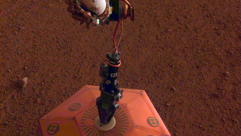 "Con mi sismómetro a salvo, pude soltarlo": La NASA publica nuevas imágenes de su sonda en Marte