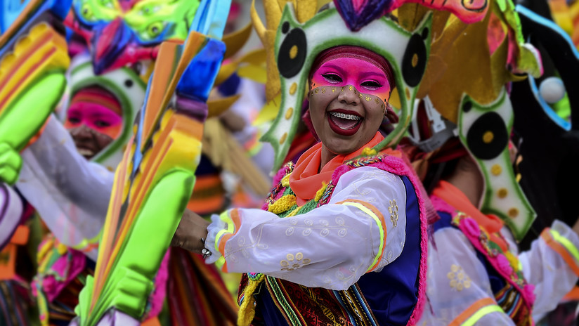 VIDEO: Le roban sigilosamente y con destreza el celular a la reina de un carnaval en Colombia