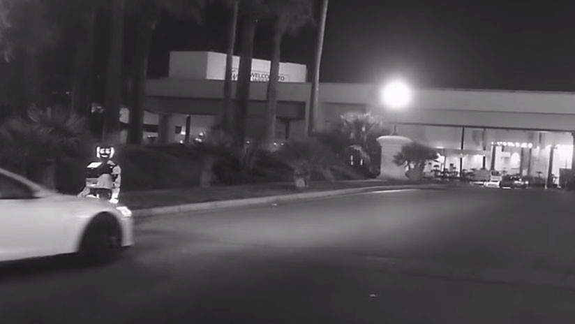 VIDEO: Un Tesla que iba en piloto automático 'mata' a un robot ruso en Las Vegas  