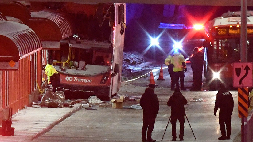 Canadá: Tres muertos y 23 heridos al chocar un autobús de dos pisos contra una parada (VIDEO, FOTOS)