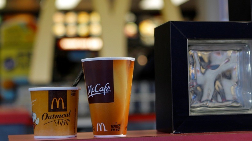 VIDEO: Cliente de McDonald's lanza café caliente a la cara de una empleada por "esperar demasiado"