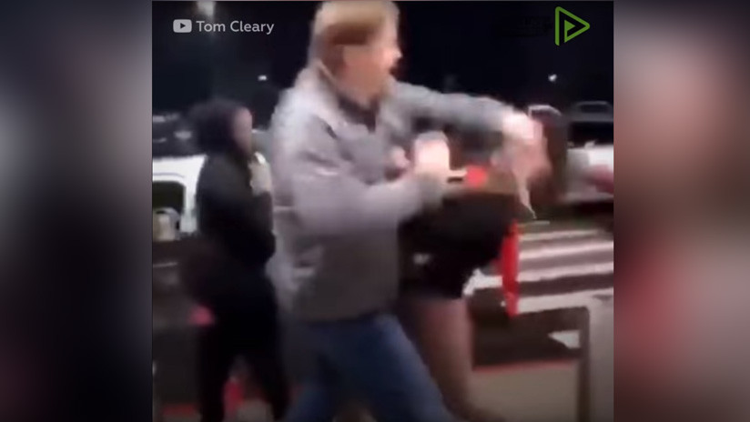 Hombre de casi 2 metros 'noquea' a una niña de 11 años durante una discusión callejera