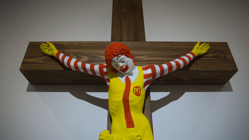 Protestas e indignación de cristianos en Israel por la escultura de Ronald McDonald crucificado