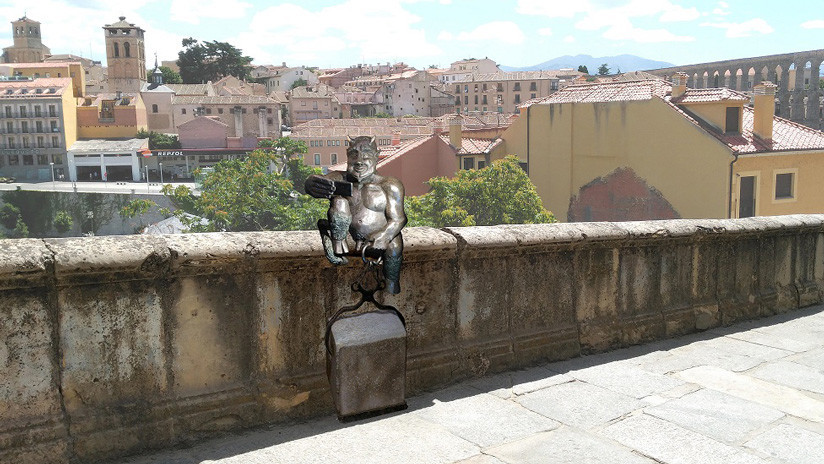 Estatua de un demonio haciéndose un 'selfie' divide a una ciudad española