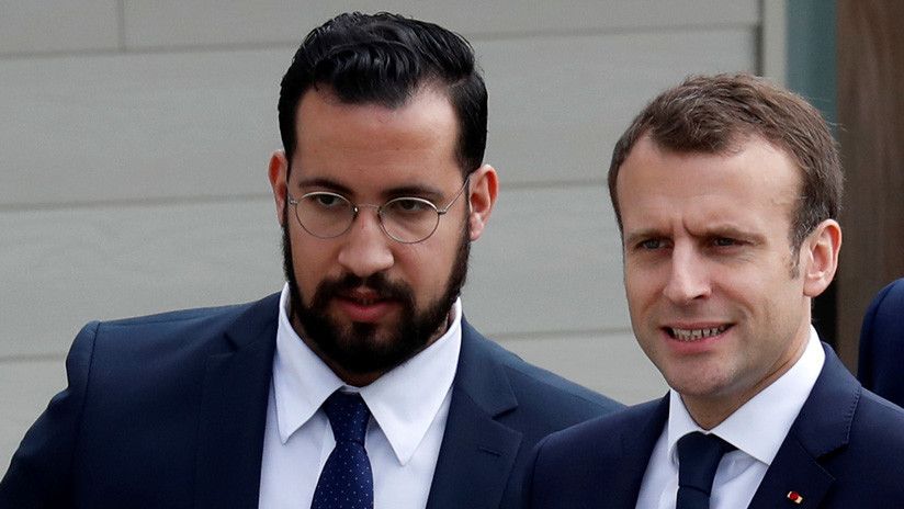 El exagente de seguridad de Macron bajo custodia por el uso de pasaportes diplomáticos