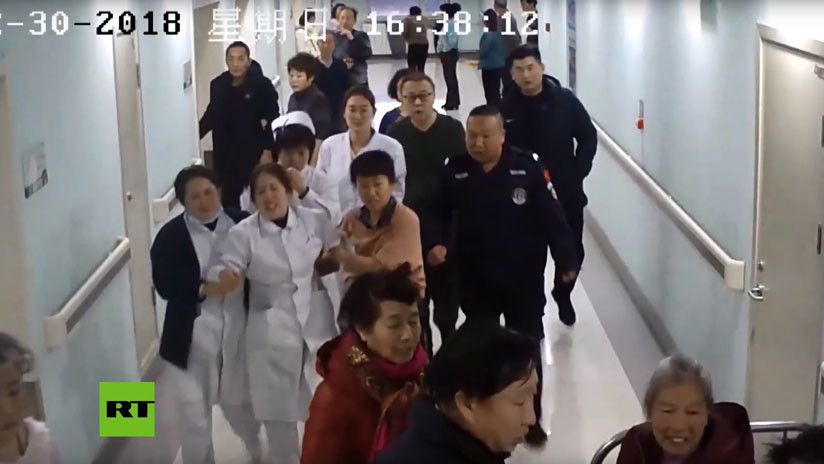 VIDEO: Una enfermera evita un suicidio sujetando a un paciente que se arrojó de un 13.º piso