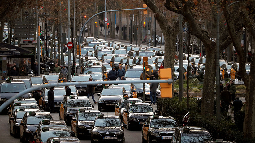 Protesta de taxistas en Barcelona deja varios detenidos y algunos autos dañados