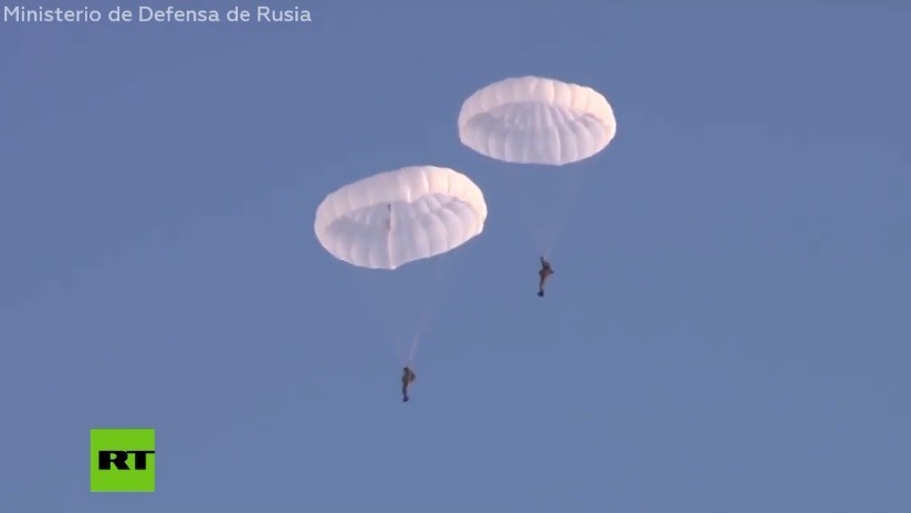 VIDEO: Los vertiginosos saltos en paracaídas de los 'boinas negras' o 'marines' rusos
