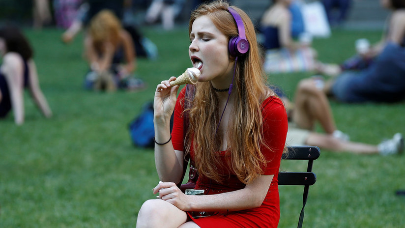 Polémica en Turquía por un curso de modales que aconseja a las mujeres no comer helado en público