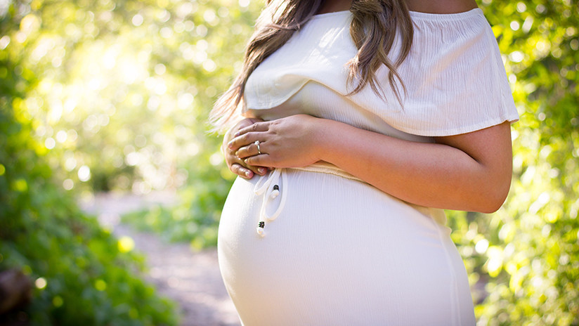 "Casi imposible": Mujer queda embarazada dos veces en una semana y da a luz a tres bebés