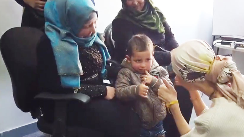 VIDEO: La esposa de Assad ayuda a un niño sirio a oír por primera vez gracias a un dispositivo