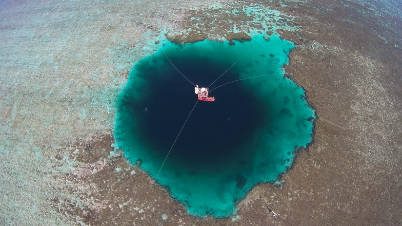 Hallan el agujero azul marino más profundo del mundo
