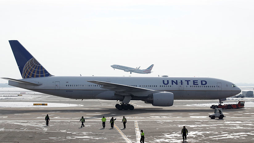 Pasajeros de un avión quedan 16 horas varados soportando un frío extremo tras un aterrizaje forzoso