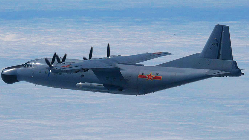 Un caza chino S-30 y un avión de vigilancia Y-8 se acercan a Taiwán