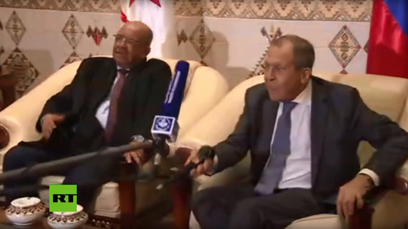 VIDEO: Lavrov le 'estrecha la mano' a un micrófono durante una reunión oficial