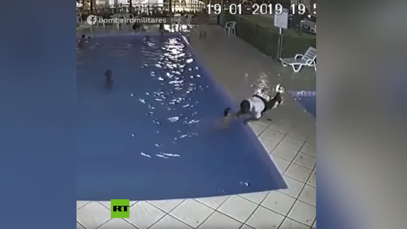 VIDEO: El portero de un condominio salva a un niño que se ahogaba en una piscina