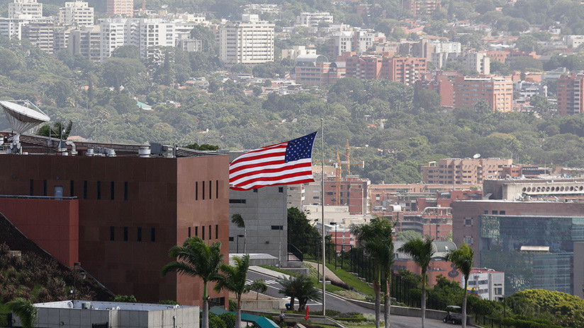 VIDEO: Miembros de la Embajada de EE.UU. en Caracas salen escoltados por la Policía