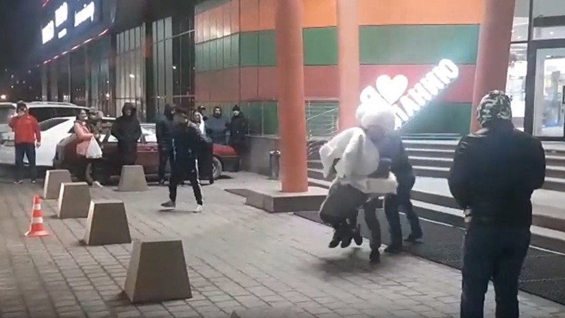 Lo que mal empieza… Cae dos veces al suelo mientras 'secuestra' a su futura esposa en el Cáucaso ruso (VIDEO)