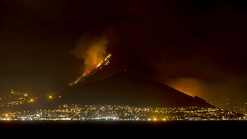 VIDEO, FOTOS: Incendio amenaza a la icónica Montaña de la Mesa en Sudáfrica 