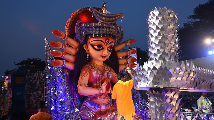 Una diseñadora de moda enfada a un clérigo hinduista "por usar a una deidad para adornar la entrepierna"