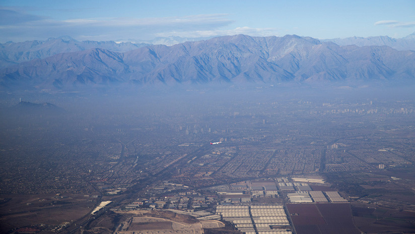Por qué Santiago de Chile tiene una inmensa nube de contaminación (y cómo se vive debajo de ella)