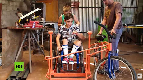 Argentina: Un niño discapacitado cumple su sueño y monta en bici con su primo gracias a un herrero