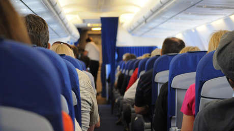 VIDEO: Pasajeros de un avión atan de pies y manos a un borracho que se puso violento en pleno vuelo