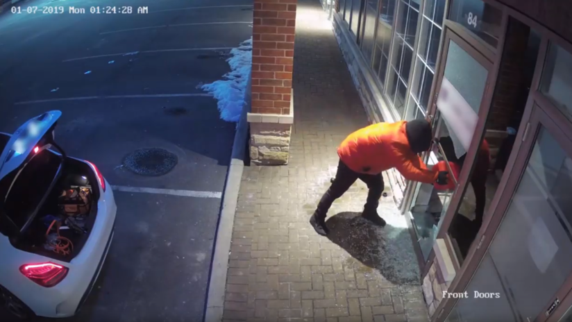 VIDEO: Cámaras captan cómo un hombre rocía gasolina y prende fuego a una oficina en Canadá