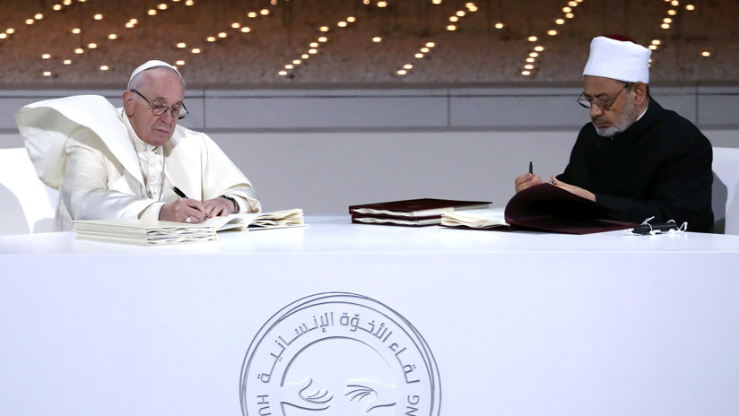 El papa Francisco y el gran imán de Al Azhar firman "un símbolo del abrazo entre Oriente y Occidente"