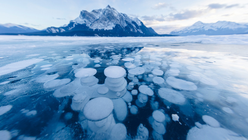 Belleza explosiva: Las burbujas congeladas de uno de los lagos más singulares del mundo (VIDEOS, FOTOS)