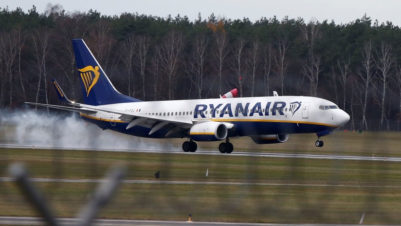 Avión de Ryanair realiza una maniobra para evitar una colisión aérea y un pasajero se fractura el tobillo