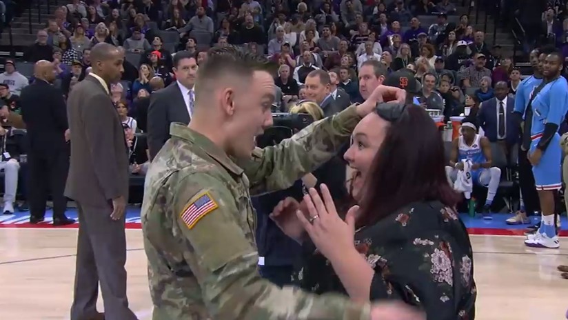 VIDEO: Un soldado regresa del servicio militar y sorprende a su madre apareciendo durante un partido de la NBA