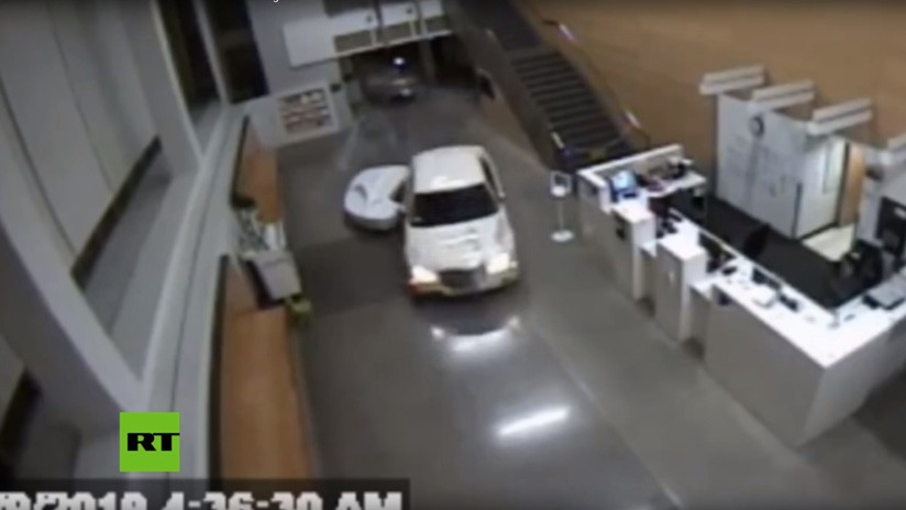 VIDEO: Una mujer penetra por la fuerza en una comisaría de EE.UU. con un auto en el que viajaba con un bebé