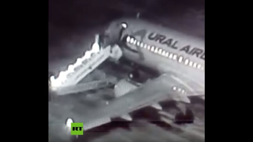 VIDEO: Colapsa la escalera de un avión mientras los pasajeros suben a bordo en un aeropuerto de Siberia