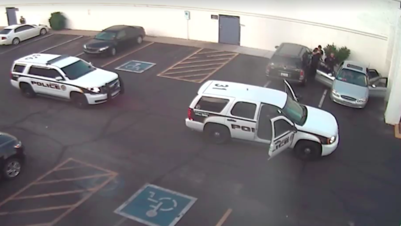 "¡Cierra la boca!": Policías estadounidenses disparan 11 veces un táser contra un hombre frente a su familia (VIDEO)