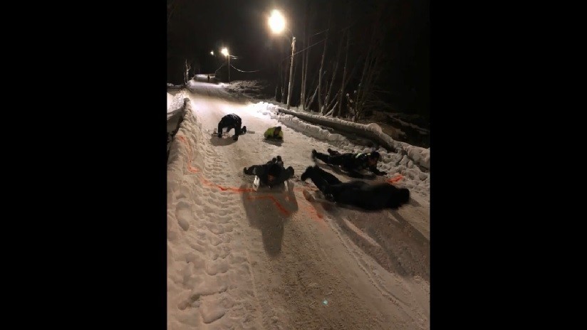 VIDEO: La Policía noruega publica inesperadas imágenes de sus agentes usando escudos de protección como trineos