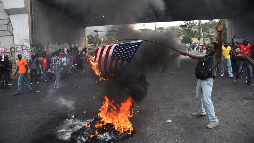 Manifestantes haitianos queman una bandera de EE.UU. y piden ayuda a Rusia, China y Venezuela