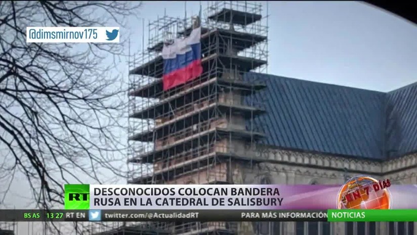 Unos desconocidos colocan una bandera rusa en la catedral de Salisbury